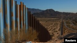 Sebuah botol plastik tergeletak di pasir dekat tembok perbatasan di perbatasan Amerika Serikat-Meksiko, terlihat dari Ciudad Juarez, Meksiko, 23 Oktober 2024.