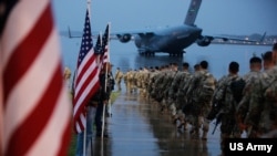 Wanajeshi wa Miamvuli wakipakia vifaa na kupanda ndege katika kituo cha kijeshi cha Fort Bragg, North Carolina Januari 4, 2020. Wizara ya Ulinzi inasema wanajeshi hao wanapelekwa kufuatia kuongezeka vitisho dhidi ya wafanyakazi wa Marekani na vifaa vyao.