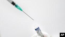 Un médico prepara una dosis de la vacuna rusa Sputnik-V en el hospital público Ana Francisca Pérez de León II en Caracas, el 19 de febrero de 2021.