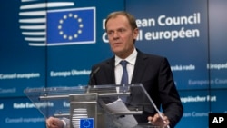 Le Président du Conseil Européen , Donald Tusk, parle au cours d'une conférence de presse lors d'un sommet de l'UE à Bruxelles le jeudi 19 Mars , 2015. L'Ukraine exhorte l'Union européenne à rester unis sur le maintien de la pression des sanctions sur la Russie