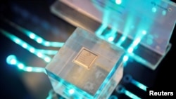 资料照片：华为海思制作的芯片2019年3月21日在福建省福州举行的华为中国经济伙伴大会上展出。