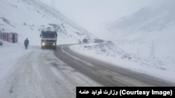 سخنگوی وزارت فواید عامۀ حکومت طالبان گفته است که شاهراه سالنگ به هدف جلوگیری از تلفات انسانی به گونۀ موقت به روی ترافیک بسته شده است.