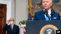 Presidenti Joe Biden flet për daljen në pension të gjyqtarit të asociuar të Gjykatës së Lartë, Stephen Breyer, majtas, në dhomën Roosevelt të Shtëpisë së Bardhë në Uashington, të enjten, 27 janar 2022. (AP Photo/Andrew Harnik)