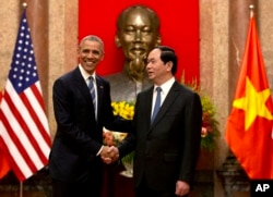 ប្រធានាធិបតី​សហរដ្ឋ​អាមេរិក លោក បារ៉ាក់ អូបាម៉ា (ឆ្វេង) និង ប្រធានាធិបតី​ប្រទេស​វៀតណាម លោក Tran Dai Quang ចាប់​ដៃ​គ្នា​នៅ​វិមាន​ប្រធានាធិបតី​នា​ក្រុង​ហាណូយ ថ្ងៃច័ន្ទ ទី​២៣ ខែ​ឧសភា ឆ្នាំ​២០១៦។ លោក​ប្រធានាធិបតី​កំពុង​ធ្វើ​ទស្សនកិច្ច​រយៈពេល​១​សប្តាហ៍​ទៅ​តំបន់​អាស៊ី​ ដែល​ជា​ផ្នែក​១​នៃ​កិច្ច​ខិត​ខំ​ប្រឹងប្រែង​របស់​លោក​ដើម្បី​បង្កើន​ការ​ចាប់​អារម្មណ៍​ក្នុង​តំបន់ និង​ពង្រឹង​កិច្ច​សហប្រតិបត្តិការ​ខាង​សេដ្ឋកិច្ច និង​សន្តិសុខ។ (រូបភាព AP/Carolyn Kaster)