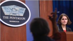 美国国防部分管国防政策的副次长卡琳(Mara Karlin)向媒体介绍全球军力部署评估（五角大楼照片）