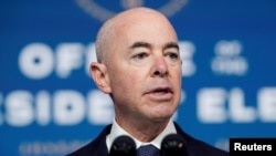 លោក Alejandro Mayorkas ថ្លែងនៅពេលដែលប្រធានាធិបតីជាប់ឆ្នោតលោក Joe Biden ប្រកាសតែងតាំងបណ្តាបេក្ខជននិងមន្ត្រីសន្ដិសុខជាតិរបស់លោកនៅទីស្នាក់ការប្រធានាធិបតីជាប់ឆ្នោតក្នុងទីក្រុង Wilmington រដ្ឋ Delaware។ (Reuters)