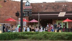 Ljudi čekaju u redu ispred restorana Tako Mama u Taskalusi u Oklahomi, 15. avgusta 2020.