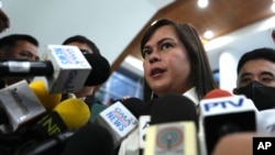 La vicepresidenta filipina Sara Duterte le habla a la prensa en Quezon, Filipinas, el 25 de noviembre del 2024. 