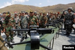 រូបឯកសារ៖ មេបញ្ជាការយោធាចិនលោក Zhang Jian និងនាយឧត្តមសេនីយ៍ ប៉ុល សារឿន ចូលរួមក្នុងពិធីសម្ពោធ​សមយុទ្ធនាគមាសឆ្នាំ២០១៨ នៅខេត្តកំពង់ស្ពឺ ថ្ងៃទី១៧ ខែមិនា ឆ្នាំ២០១៨។