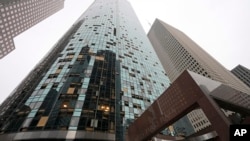 Razbijeni prozori na zgradama u Hjustonu (Foto: AP/David J. Phillip)