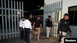 ប៉ូលិស​ចាក​ចេញ​ពី​មន្ទីរ​ឃុំ​ឃាំង​ Siglo XXI សម្រាប់​ឃុំ​ជន​ចំណាក​ស្រុក​ដែល​ភាគ​ច្រើន​ជា​ជន​ជាតិ​គុយបា និង​ហៃទី និង​មក​ពី​អាមេរិក​កណ្ដាល ក្រោយ​ពេល​ពួក​គេ​បាន​រត់​គេច​ចេញ​ពី​អាគារ​ឃុំ​ឃាំ នៅ​ទីក្រុង Tapachula ប្រទេស​ម៉ិកស៊ិក កាល​លពី​ថ្ងៃ​តី​២៥ មេសា ២០១៩។