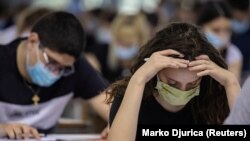 Budući studenti polažu prijemni ispit za falkultete na Beogradskom sajmu