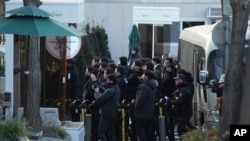 Полицијата пристигнува пред портата на претседателската резиденција додека поддржувачите на отповикуваниот јужнокорејски претседател Јун Сук Јеол се собраа против издавањето на судот на налог за приведување на Јун, во Сеул, Јужна Кореја, 3 јануари 2025 година.