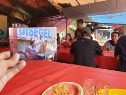 Pagar gereja GKI Yasmin, tempat Ivan dulu bernyanyi, kini menjadi tempat jualan ayam goreng. Gereja kini terbengkalaui dan dipenuhi tanaman liar. (Foto: VOA/Rio Tuasikal)