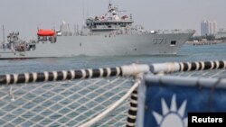 台灣海軍在高雄舉行的年度演習中駕駛大武級救援船展示戰備狀態。 （2025年1月9日）