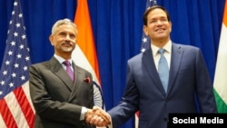 مارکو روبیو و جی شنکر، وزرای خارجۀ ایالات متحده و هند حین ملاقات در نیویارک