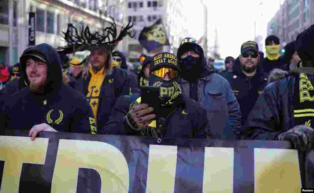 Membros do grupo de extrema-direita Proud Boys reúnem-se no dia da tomada de posse do segundo mandato Presidencial de Donald Trump, em Washington, 20 de janeiro de 2025.