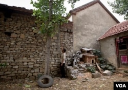 大哥陈光福展示陈光诚翻越的第二道墙。