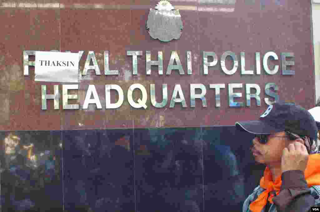 Those protesting want to rid the country of what they say is the lingering influence of former Prime Minister Thaksin Shinawatra. (Steve Herman/VOA)