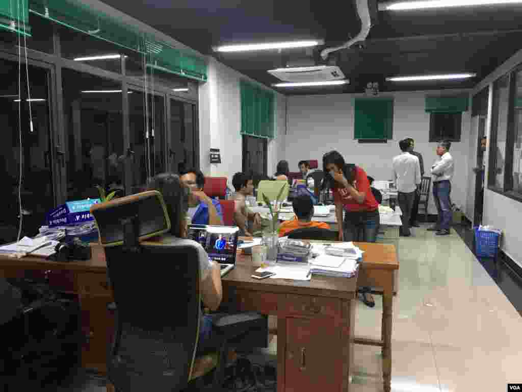 ទិដ្ឋភាព​នៃ​ថ្ងៃធ្វើការ​ចុងក្រោយ​នៃ​កាសែត​ The Cambodia Daily ក្រោយ​ប្រតិបត្តិការ​បោះពុម្ភផ្សាយ​អស់​រយៈពេល​ ២៤ឆ្នាំ​និង​១៥ថ្ងៃ​ តាំងពី​ឆ្នាំ១៩៩៣​មក​ ក្នុង​រាជធានី​ភ្នំពេញ​ ថ្ងៃទី៣ ខែកញ្ញា ឆ្នាំ២០១៧។ (ហ៊ាន សុជាតា/VOA)