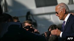 美国总统拜登在白宫南草坪与媒体交谈。(2024年9月10日)