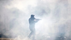 Policija ispaljuje suzavac na demonstrante u Filadelfiji, 1. jun 2020. (Foto: AP)