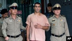 លោក Hakeem al-Araibi ចាកចេញ​ពី​តុលាការ​នៅ​ក្នុង​ក្រុង​បាងកក កាលពី​ថ្ងៃទី៤ ខែកុម្ភៈ ឆ្នាំ២០១៩។