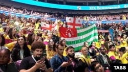 WFYS-ის გახსნა, რუსეთის ქალაქ სოჭში, აფხაზი სეპარატისტების "დროშის" ფონზე საქართველოს ეროვნული დროშები 
