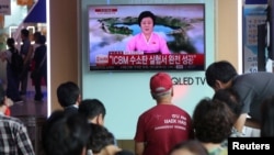 FILE PHOTO: People watch a TV news report about North Korea's hydrogen bomb test at a railway station in Seoul, South Korea on September 3, 2017.