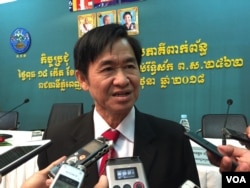 រូបឯកសារ៖ លោក ហង្ស ពុទ្ធា អ្នកនាំពាក្យគណៈកម្មាធិការជាតិរៀបចំការបោះឆ្នោត (គ.ជ.ប) ផ្តល់សម្ភាសន៍ដល់អ្នកសារព័ត៌មានក្រោយបញ្ចប់កិច្ចប្រជុំជាមួយភាគីពាក់ព័ន្ធនៅទីស្តីការ គ.ជ.ប នាថ្ងៃទី២៧ ខែមិថុនា ឆ្នាំ២០១៨។ (កាន់ វិច្ឆិកា/VOA)