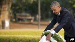 AQSh rahbari Barak Obama Xirosimadagi Tinchlik memorial parkiga gulchambar qo'ydi, 27-may, 2016-yil.