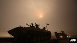 កង​កម្លាំង​អ៊ីរ៉ាក់​កំពុង​ឆ្លង​កាត់​តំបន់ Al-Shura ភាគ​ខាង​ត្បូង​ទីក្រុង Mosul កាល​ពី​ថ្ងៃទី​២៤ តុលា ២០១៦អំឡុង​ការ​ប្រតិបត្តិ​មួយដើម្បី​កាន់​កាប់​​ក្រុម​សំខាន់​មួយ​របស់​រដ្ឋឥស្លាម​។