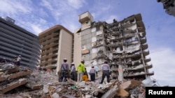 Jengo lililoporomoka Florida. MIAMI DADE FIRE DEPARTMENT/Handout via REUTERS
