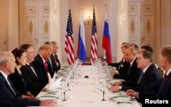 Predsednik Donald Tramp učestvuje u proširenom bilateralnom sastanku sa ruskim predsednikom Vladimirom Putinom u Helsinkiju (Foto: Reuters)