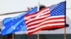 Bendera AS dan Uni Eropa berkibar. (Foto: AP/Jacquelyn Martin)