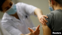 ARHIVA - Vakcinacija u Francuskoj (Foto: Rojters/Stephane Mahe)