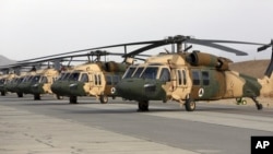 وي او ای ته د پېنټګان چارواکو ویلي وو چې ازبکستان په وروستیو ورځو کې هغه هېلې کاپټرې امریکې ته ورکړي دي چې د طالبانو د پرمختګ په مهال افغان پایلټانو ازبکستان ته بوتللې وې