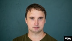 Four men in plain clothing detained journalist Andrey Kuznechyk outside his Minsk apartment on Nov. 25, 2021. (svoboda.org/RFE/RL)
