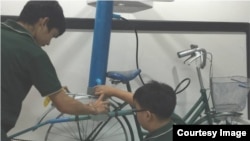 សិស្ស​វិទ្យាល័យ លឹម​ ធានហុក បាន​ទទួល​មេដាស​មាស​លើ​ផ្នែក​វិទ្យាសាស្រ្ត​ ក្នុង​ចំណោម​ប្រទេស​៦៩​ចូល​រួម​ ក្នុង​កម្មវិធី​ Genius Olympiad​ នៅ​សហរដ្ឋអាមេរិក​ កាល​ពី​ខែ​មិថុនា​ ឆ្នាំ​២០១៥។ (រូប​ថត​ផ្តល់​ដោយ ៖ លឹម​ ធាន​ហុក)