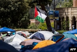Bendera Palestina tampak berkibar di tenda-tenda demonstran pro-Palestina di kampus Universitas California, Los Angeles (UCLA) di Los Angeles, California, pada 1 Mei 2024. (Foto: AFP)