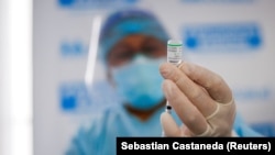 秘魯一名醫護人員正在準備中國國藥集團的新冠疫苗