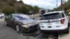 Sedan Tesla, kiri, dalam mode autopilot yang menabrak mobil polisi yang sedang diparkir, di Laguna Beach, California, 29 Mei 2018. (Foto: AP)