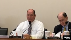 美國眾議院外交事務委員會亞太小組委員會成員約霍 （Rep. Ted Yoho, R-FL）2019年12月10日在該委員會舉行的國際人權日聽證會上發表對中國的看法。 (美國之音鐘辰芳拍攝)