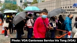 數百名市民3月4日到西九龍裁判法院大樓外，聲援被控串謀顛覆國家政權罪的47名民主派人士 （攝影：美國之音湯惠芸）