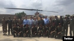 រូបឯកសារ៖ ប្រតិភូ​សហរដ្ឋ​អាមេរិក​ដឹកនាំ​ដោយ​សមាជិក​ព្រឹទ្ធសភា John McCain ថត​រូប​នៅ​មូលដ្ឋាន​ទ័ព​អាកាស​ប៉ាគីស្ថាន កាល​ពី​ឆ្នាំ​មុន។