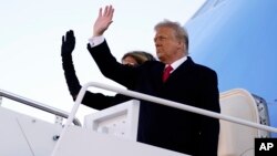 美国第45任总统唐纳德·特朗普和第一夫人梅拉尼娅登上空军一号飞往佛罗里达州。（2021年1月20日）