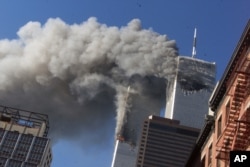 지난 2001년 9월 11일 미국 뉴욕 세계무역센터에 납치 여객기가 충돌한 직후 짙은 연기가 발생하는 광경.