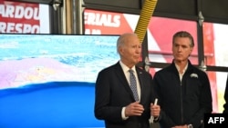 美國總統拜登與加州州長紐森在加州聖莫妮卡第五消防局聽取加州消防官員有關帕利塞茲山火災情的報告。 (2025年1月8日)