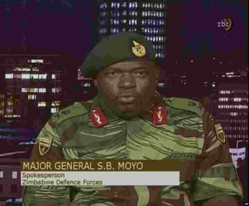 Dans cette capture d'écran, le général S.B. Moyo, porte-parole de l'armée, donne un discours sur la télévision nationale à Harare, Zimbabwe, le 15 novembre 2017.