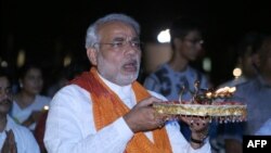 مودي د ګجرات د اعلی وزیر په توګه په مذهبي مراسمو کې